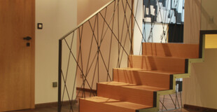 bodinger - interiér dům velká polom schodiště - 00001